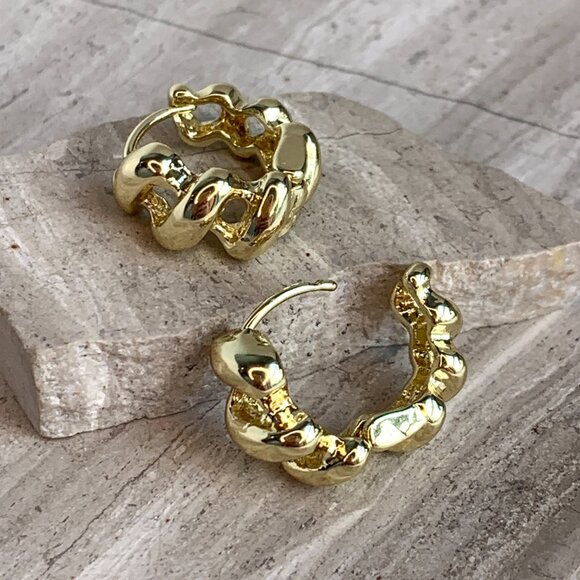 NEW~ Anthropologie Casa Clara Blossom Spiral Mini Huggie Hoop Earrings - Picture 3 of 9